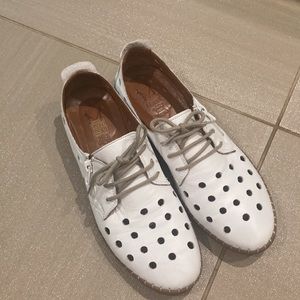 100% leather Marak white Oxford tie shoe with perforations and side zipper